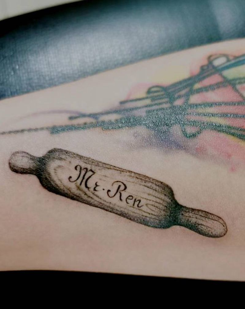擀面棒纹身图片_手臂手部欧美写实新传统有意义纪念纹身图案