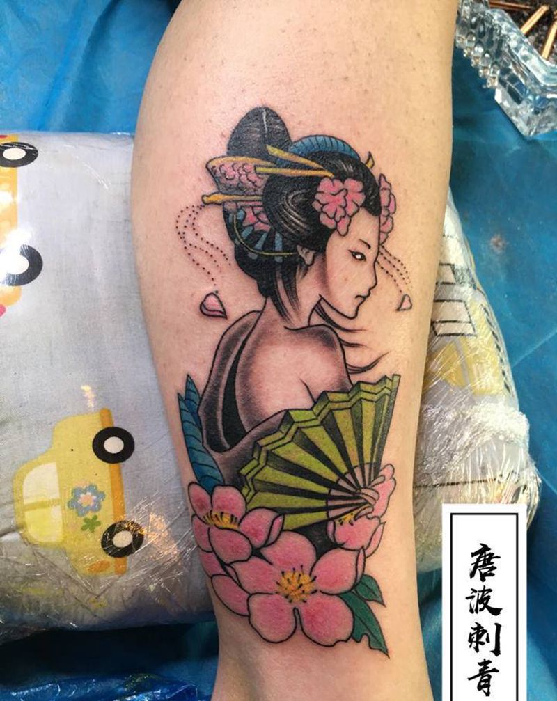 艺女纹身图片_腿部新传统纹身图案