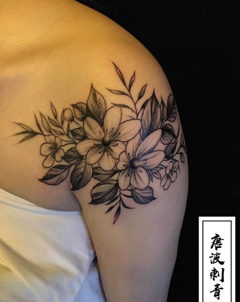 素花纹身图片_肩部点刺纹身图案