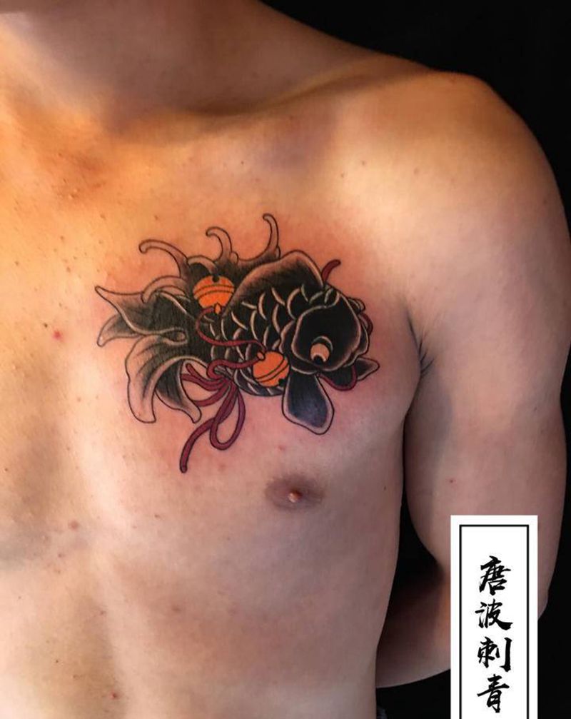 小金鱼纹身图片_胸部新传统遮盖旧纹身图案