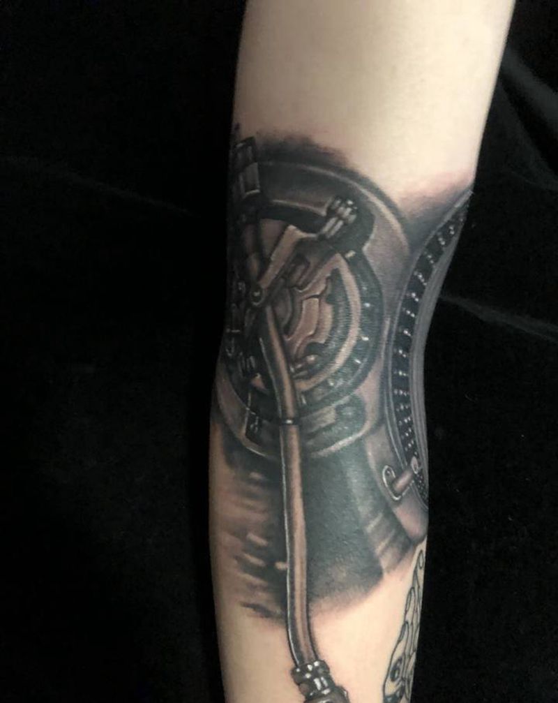 这留声机纹身图片_手臂欧美写实纹身图案