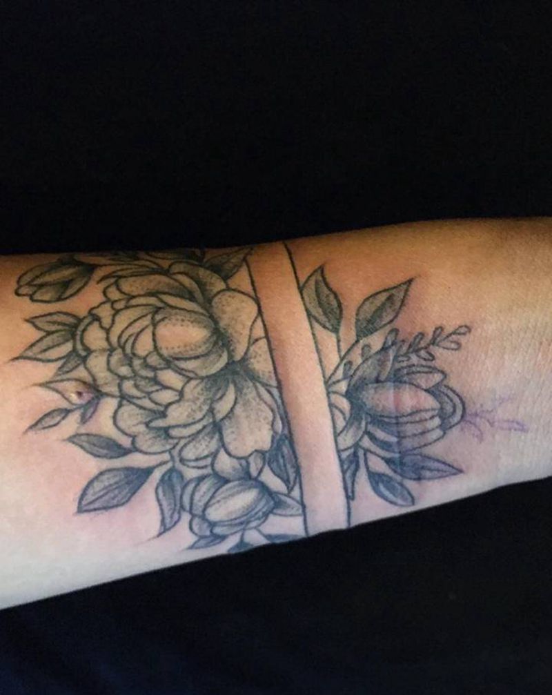 素花纹身图片_手部点刺遮盖疤痕纹身图案