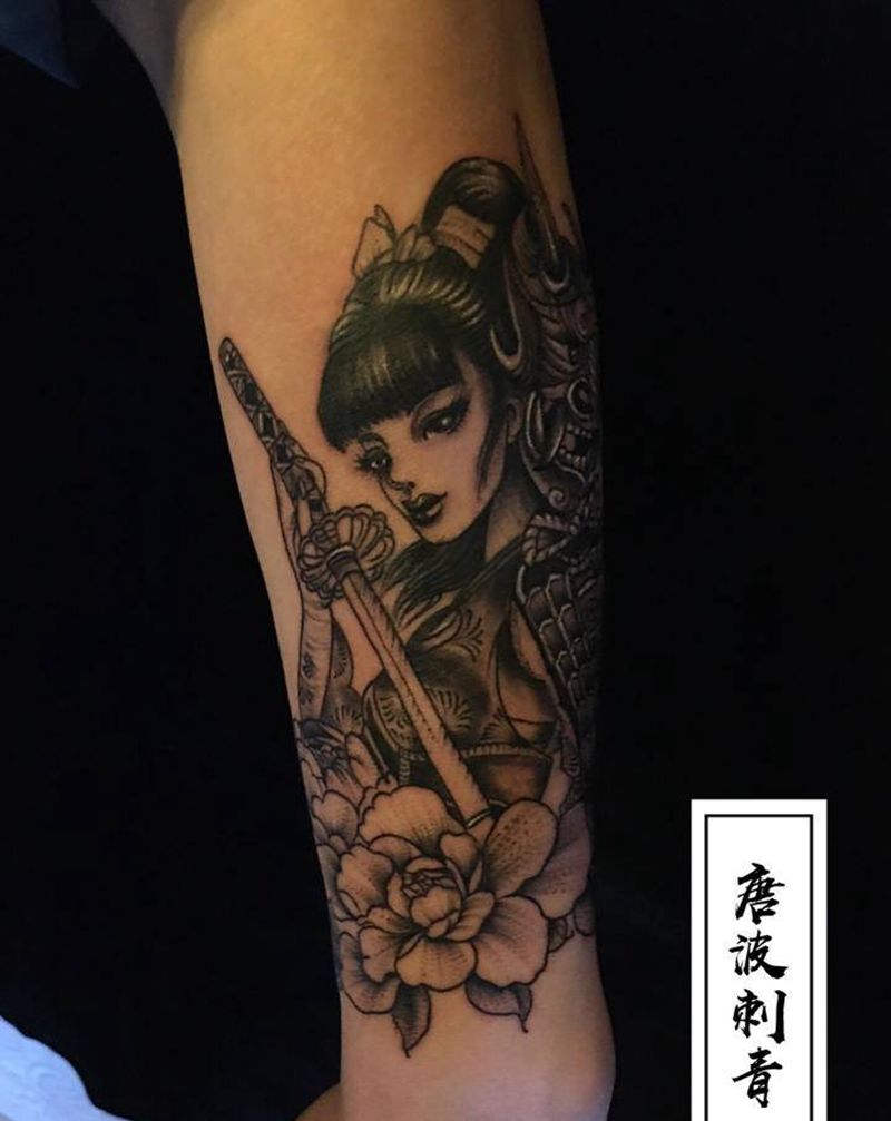 艺女纹身图片_手臂新传统个人爱好纹身图案