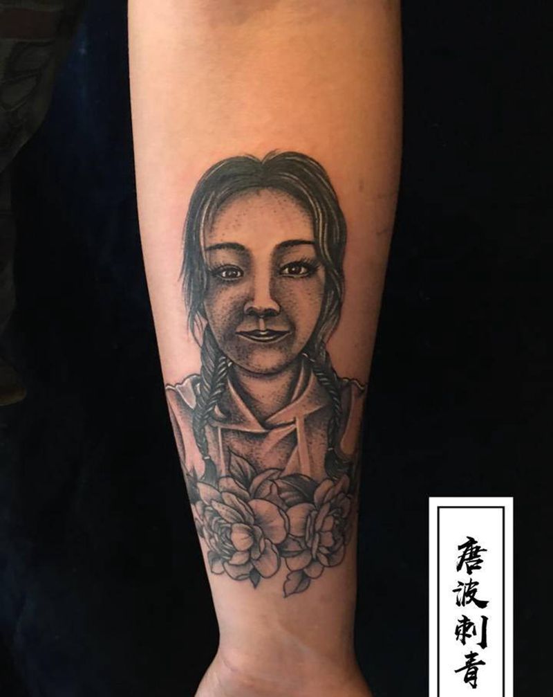 照片肖像纹身图片_手臂点刺爱的力量纹身图案