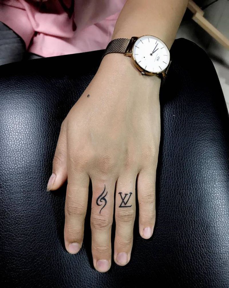 手指纹身纹身图片_手部手臂花体字几何纹身图案