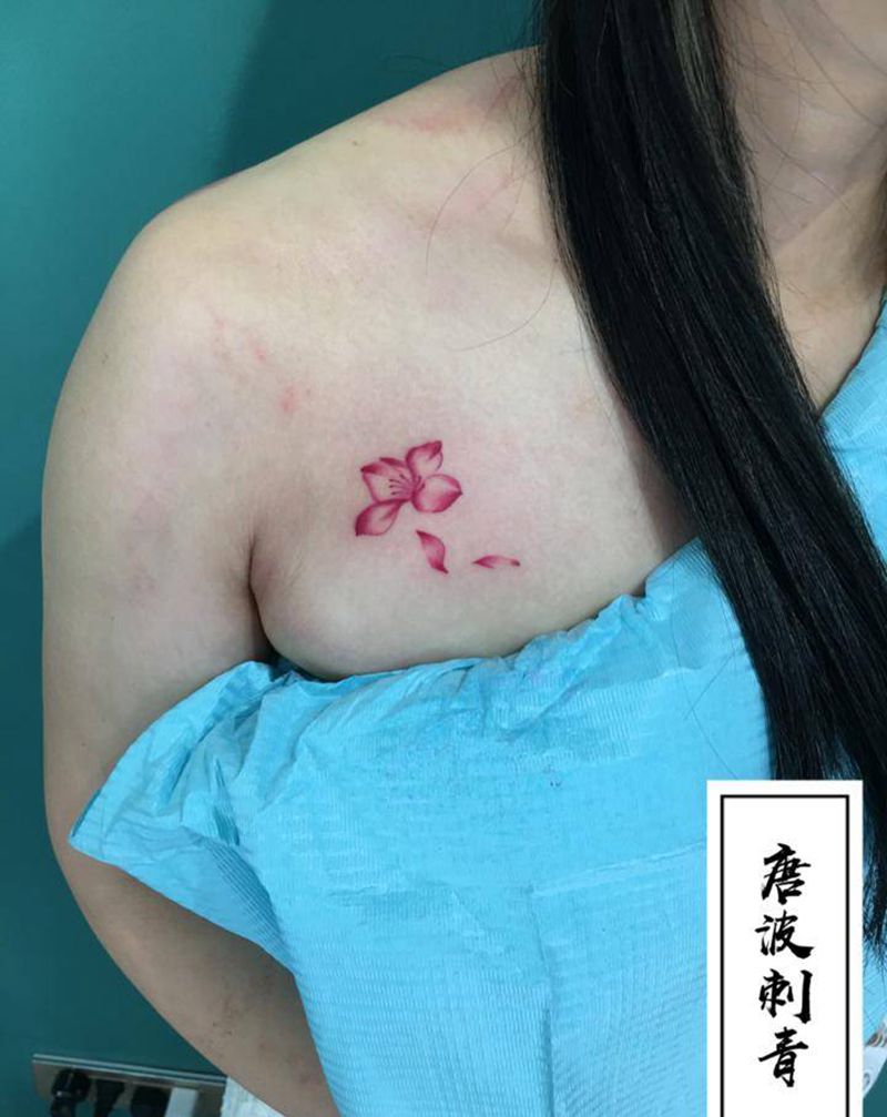 樱花纹身图片_胸部水彩花纹身图案