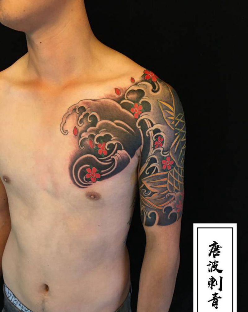 半甲遮盖纹身图片_肩部胸部新传统老传统浪鱼纹身图案
