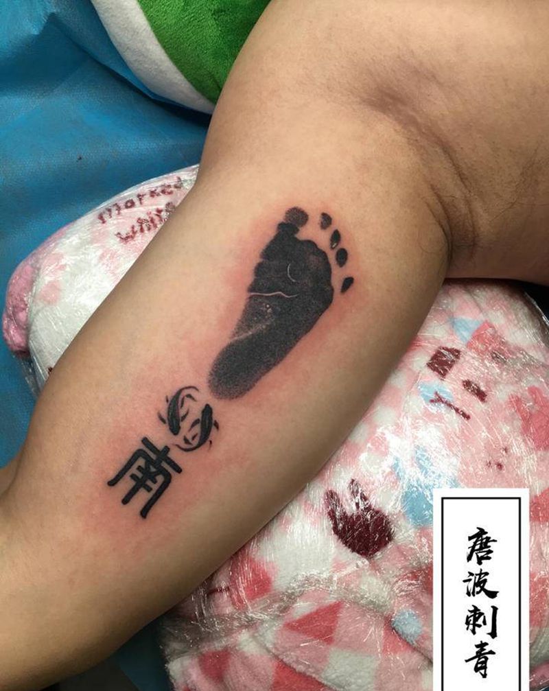 脚板印纹身图片_手部点刺父爱如山纹身图案