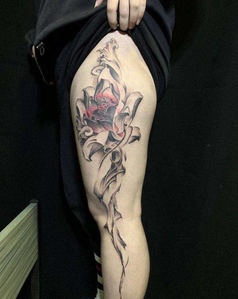 水膜荷花纹身图片_腿部水墨纹身图案