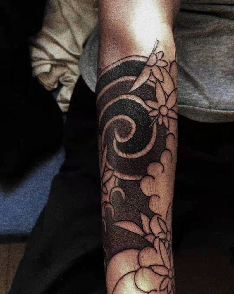 枫叶小臂纹身图片_手臂老传统枫叶纹身图案