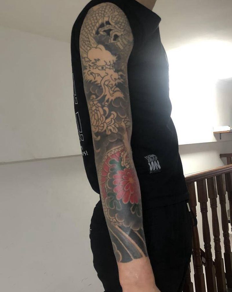 花臂龙纹身图片_手臂老传统纹身图案