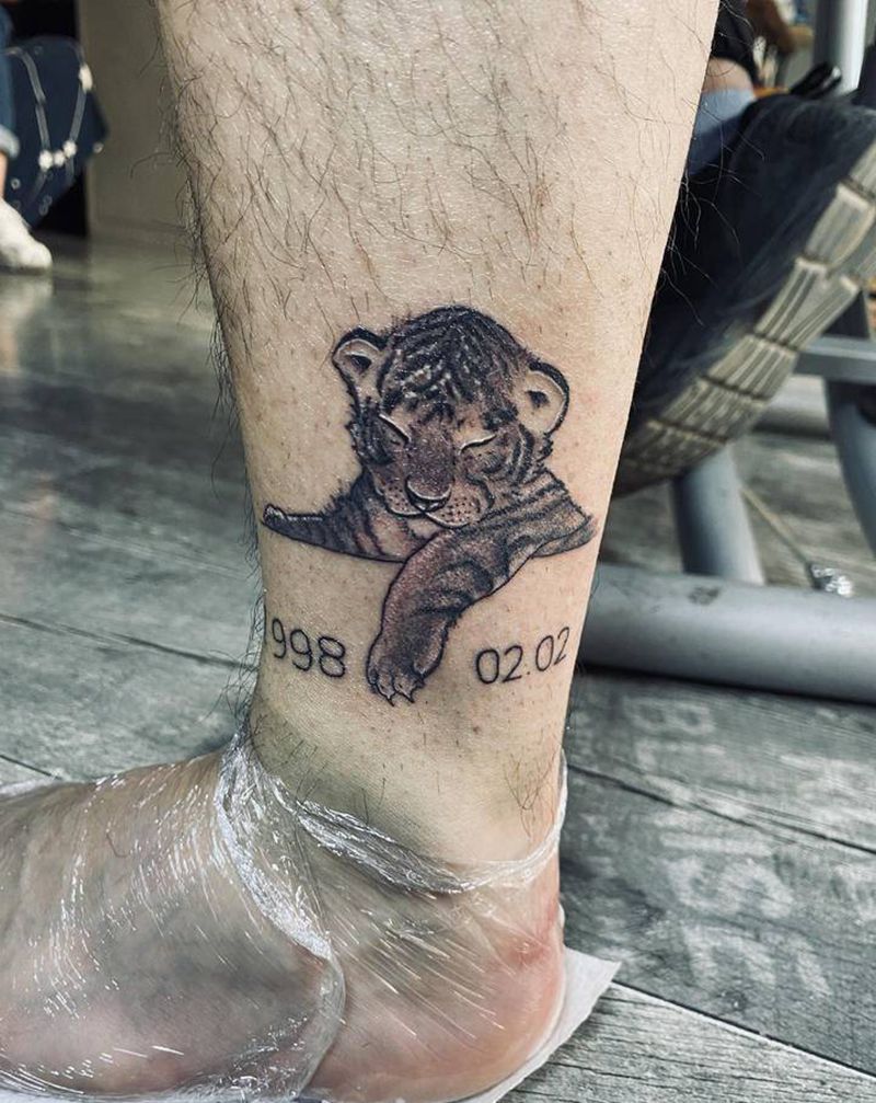 小老虎纹身图片_脚部纹身图案