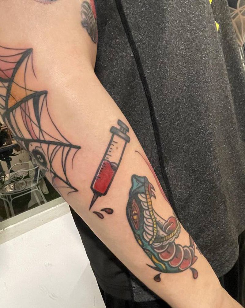 注射器纹身图片_手部纹身图案