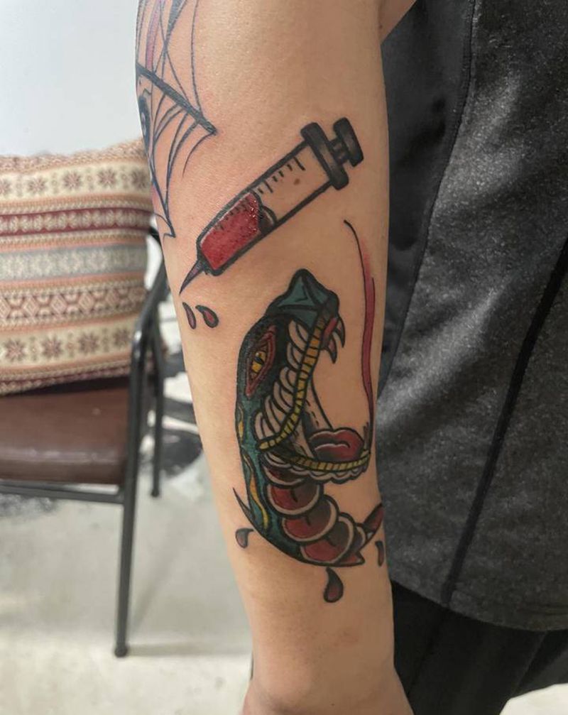 蛇头纹身图片_手部Old School纹身图案