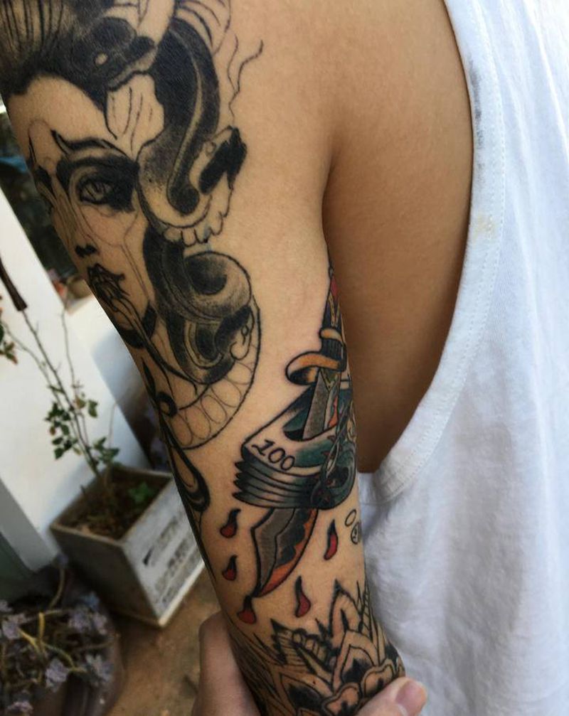 匕首纹身图片_手臂纹身图案