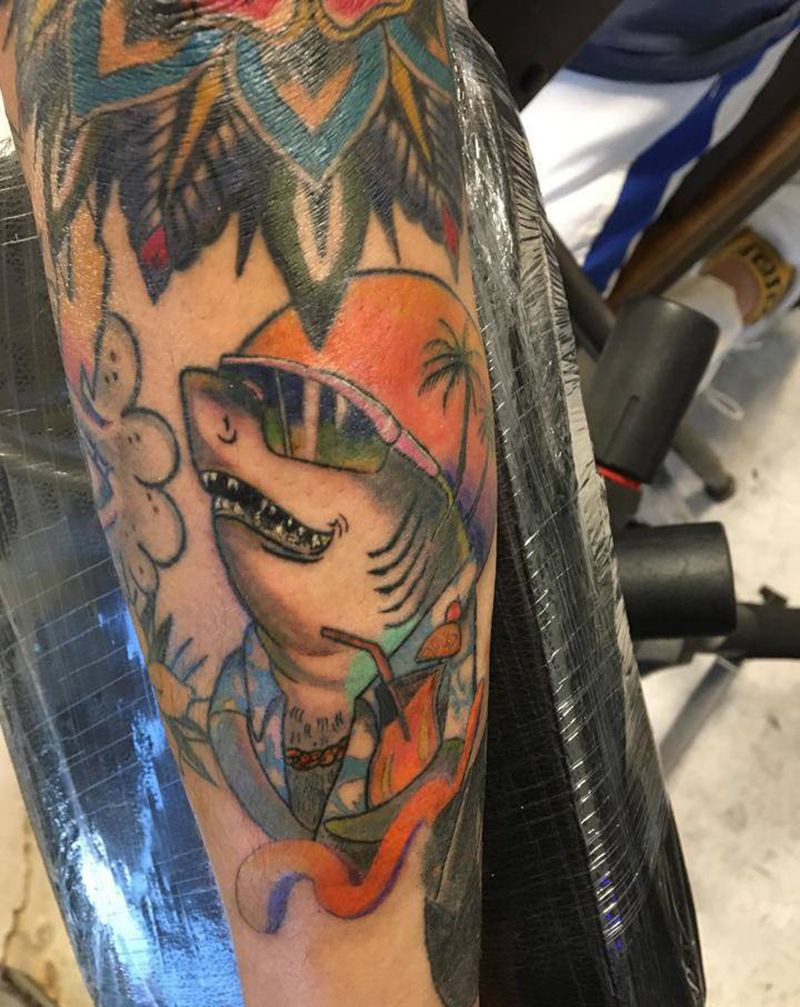 油腻大白鲨纹身图片_手臂纹身图案