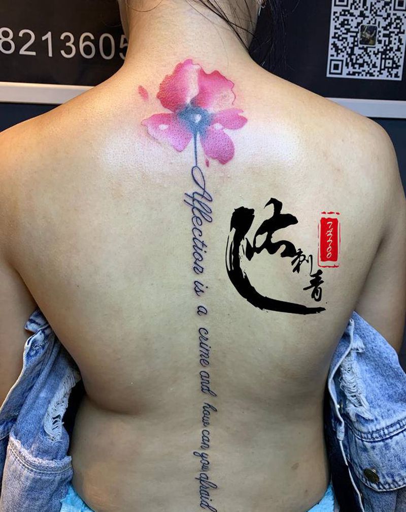 花纹身图片_背部水彩纹身图案