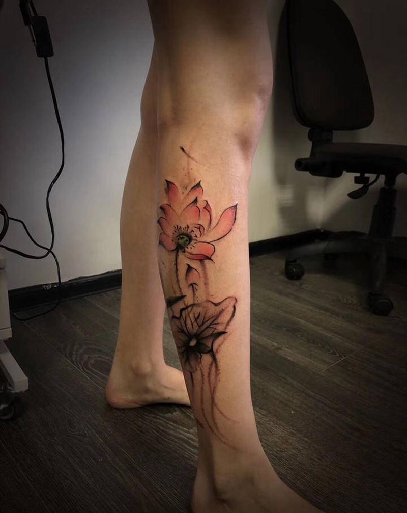 莲花纹身图片_腿部水墨纹身图案