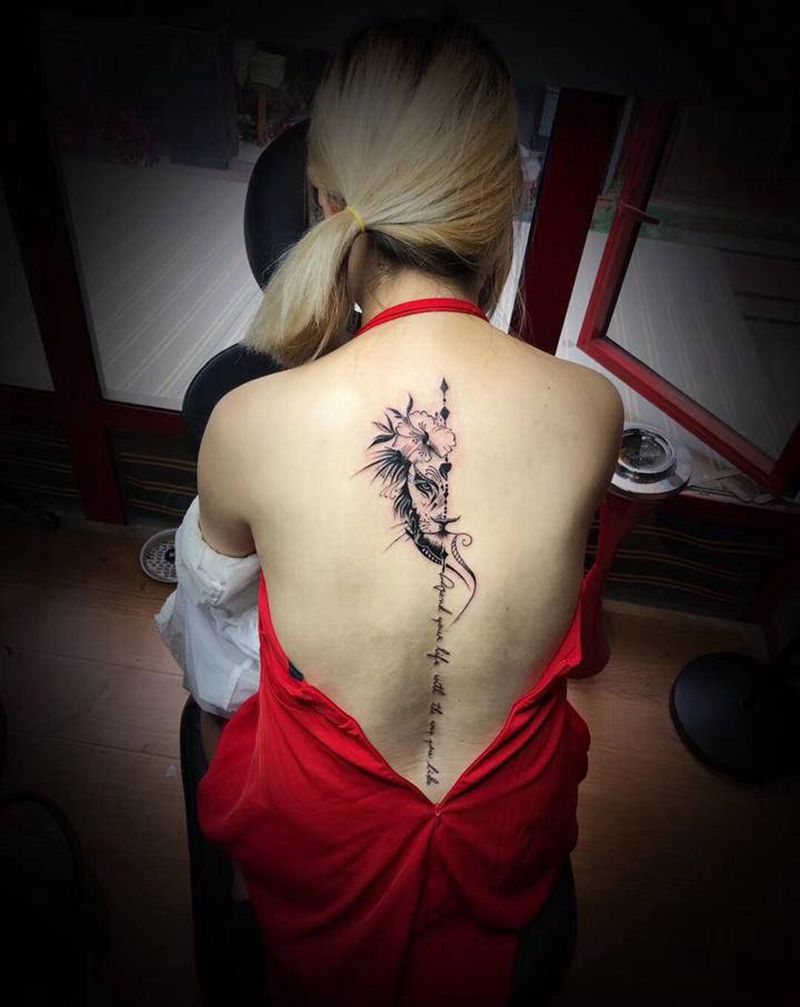 狮子纹身图片_背部小清新纹身图案