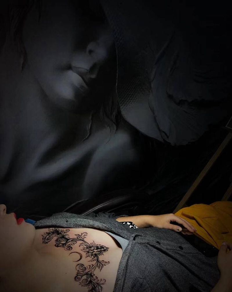 素花纹身图片_胸部植物纹身图案