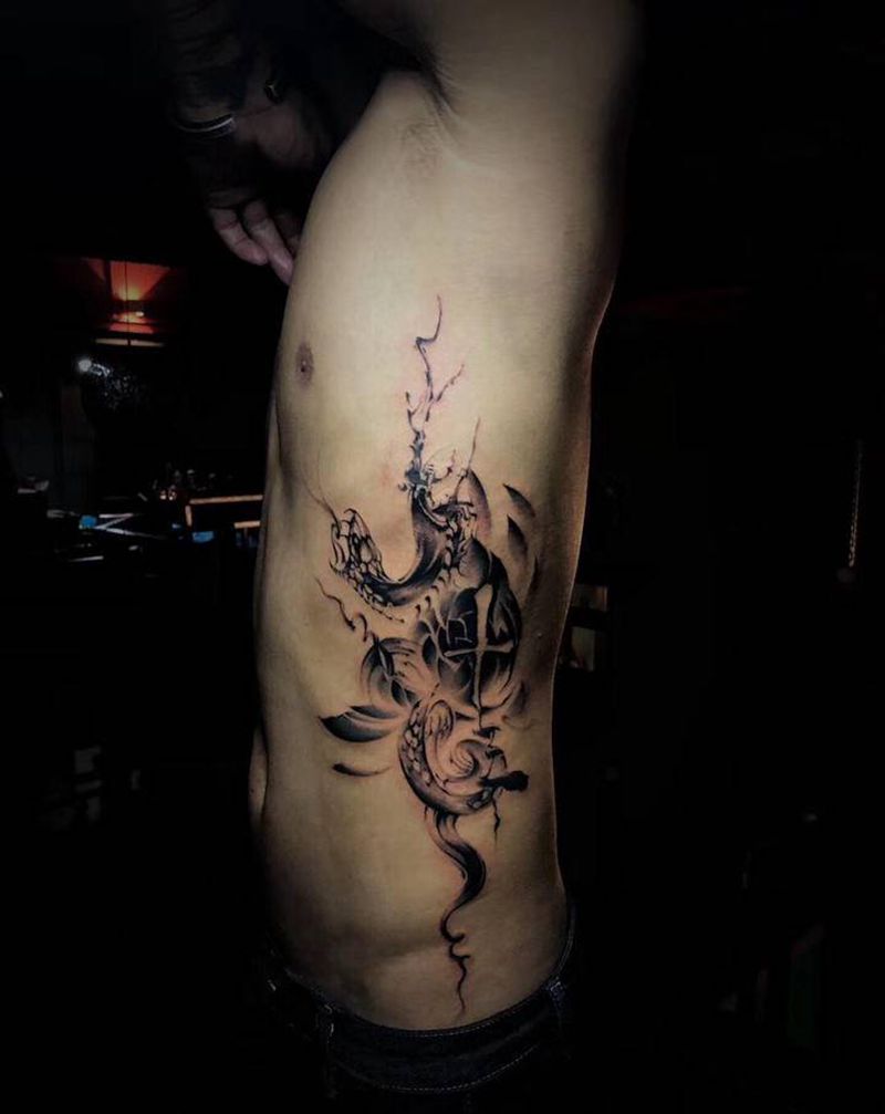 蛇纹身图片_腰部水墨纹身图案