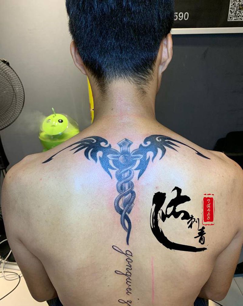 背部 英文纹身图片_背部花体字纹身图案