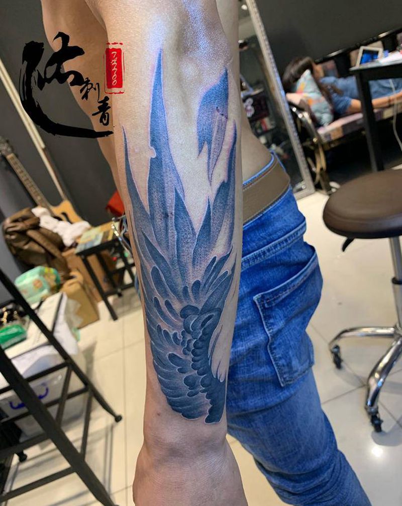 翅膀遮盖纹身图片_手臂欧美写实纹身图案