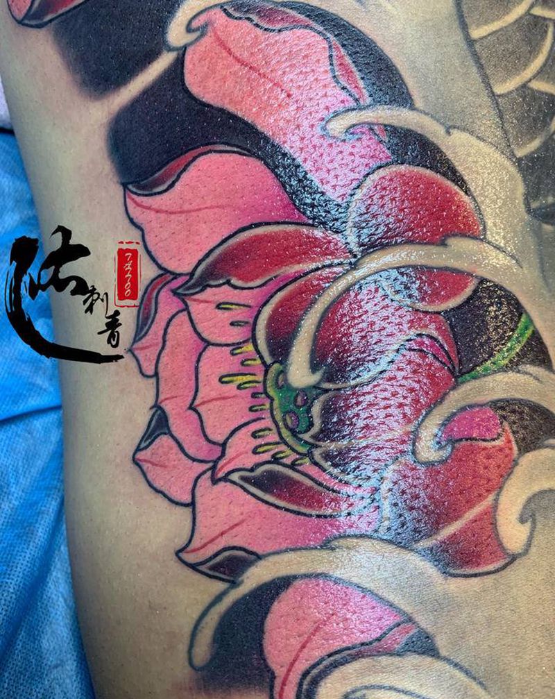莲花纹身图片_腰部新传统纹身图案