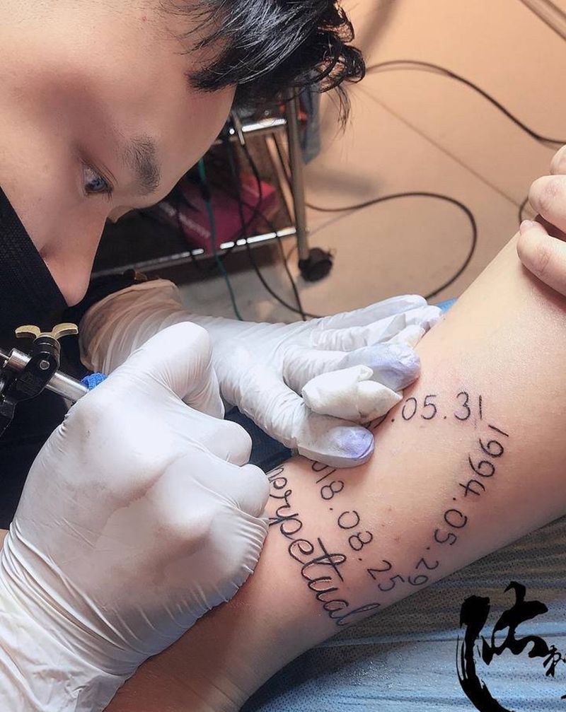 客人定制一家人的生日纹身图片_脚部花体字纹身图案