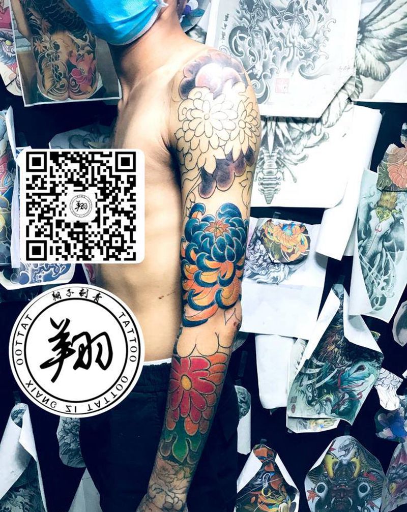 菊花臂纹身图片_手臂新传统纹身图案