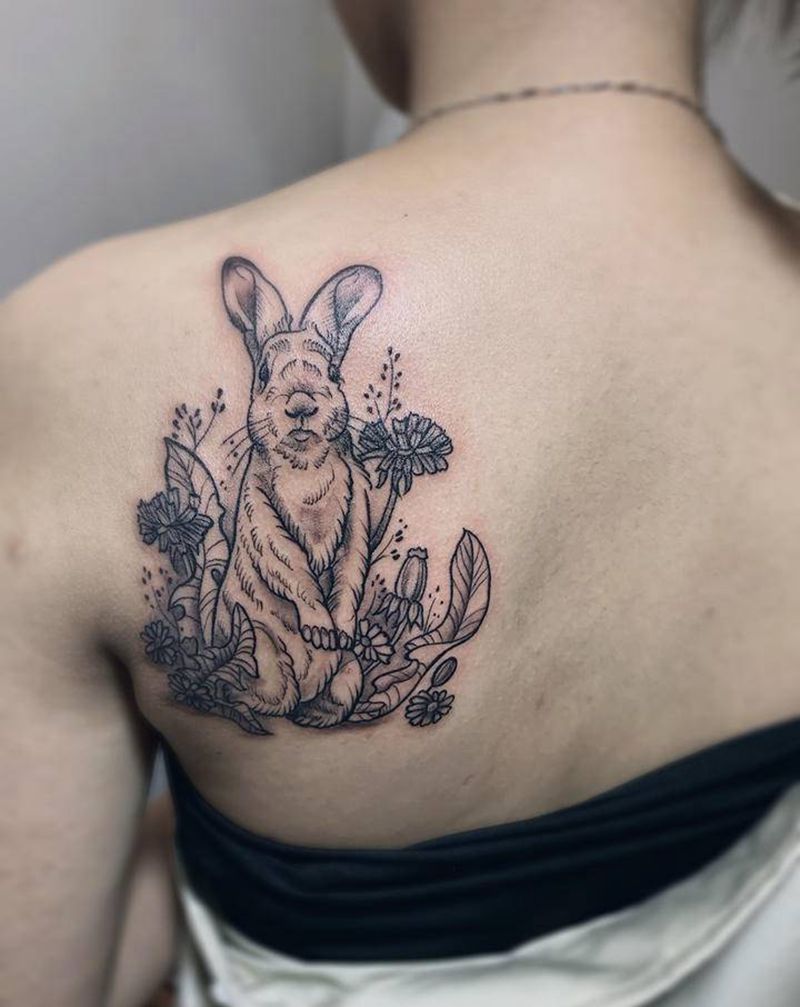 兔纹身图片_肩部背部几何欧美写实纹身图案