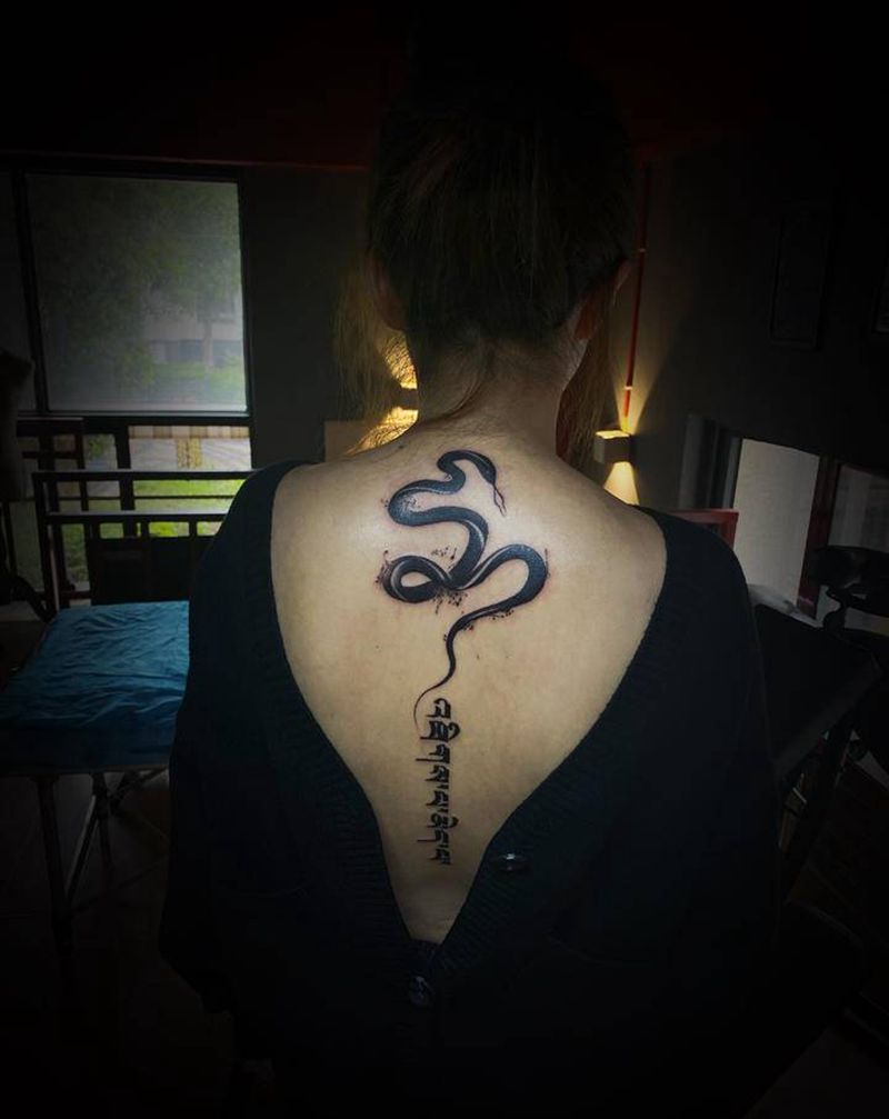 孩子的生肖（蛇纹身图片_背部水墨纹身图案