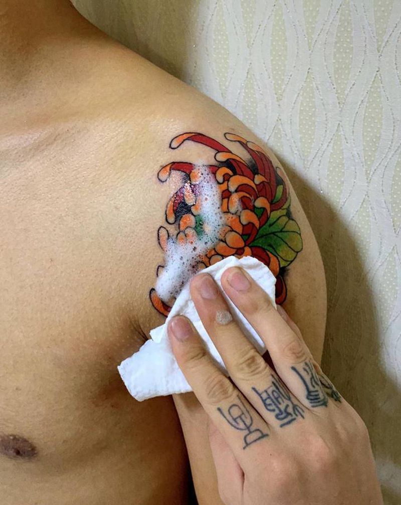 菊花纹身图片_手臂老传统新传统传统花菊花纹身图案