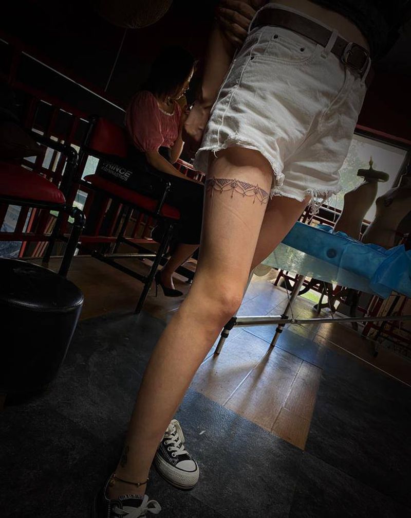蕾丝纹身图片_腿部纹身图案