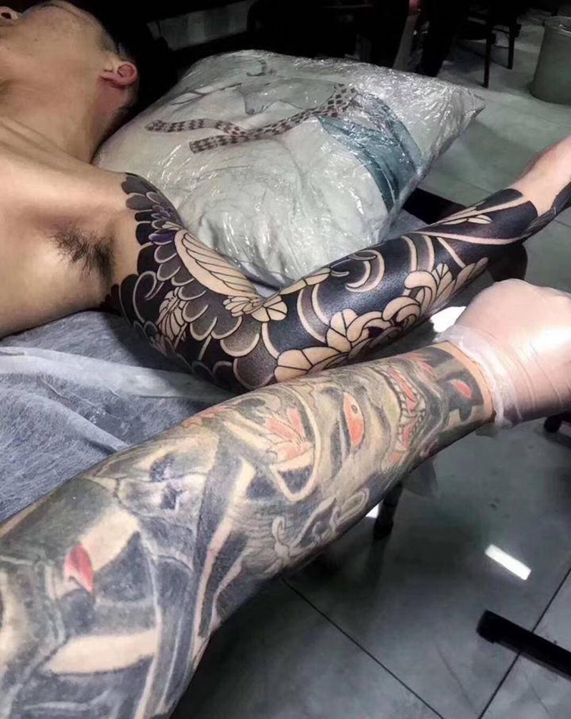 贪图便宜嘛纹身图片_手部手臂老传统日式花臂纹身图案