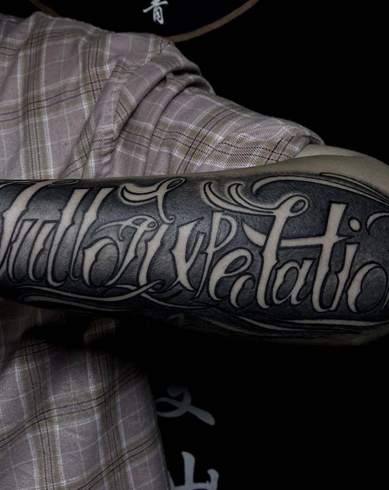 字体纹身图片_手部花体字纹身图案