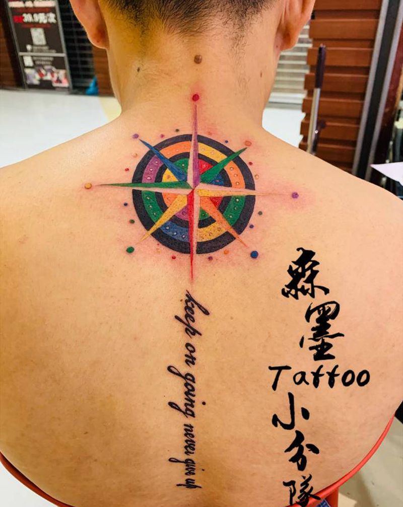 彩色指南针纹身图片_背部纹身图案