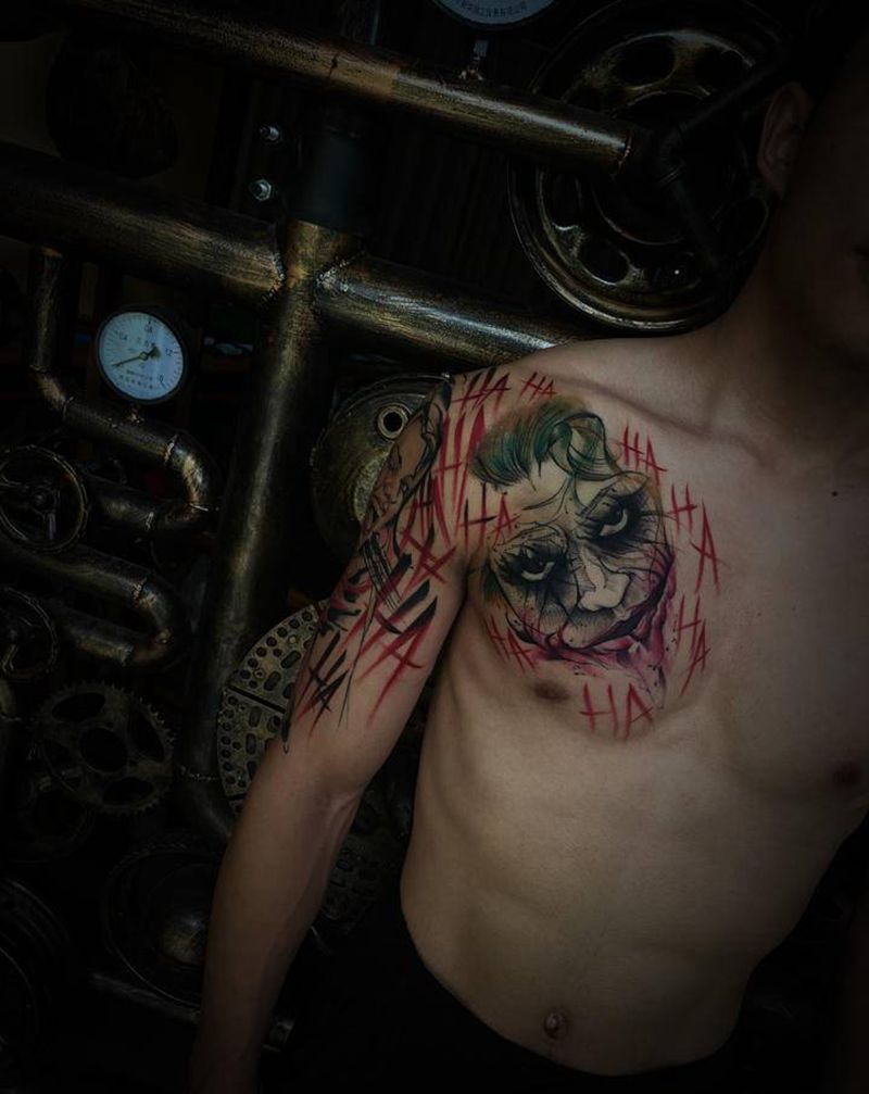 小丑纹身图片_胸部水彩纹身图案