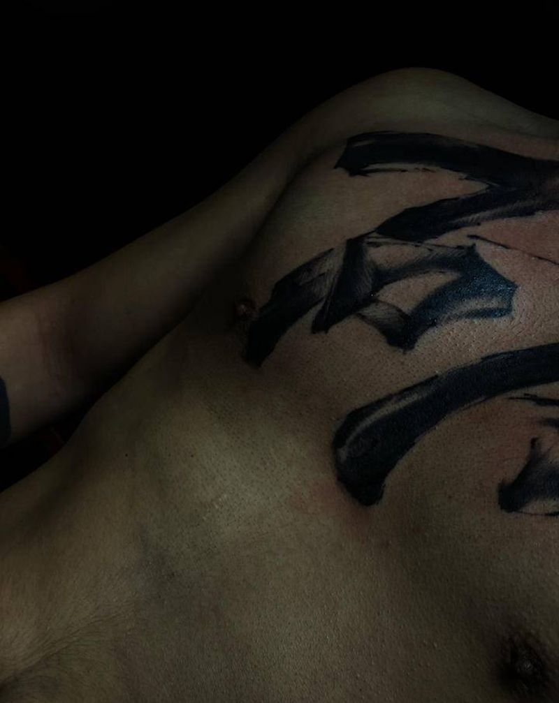 书法原创纹身图片_胸部水墨纹身图案