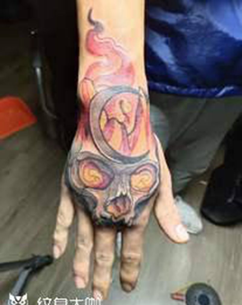 火焰骷髅纹身图片_手部手臂新传统欧美写实骷髅头纹身图案