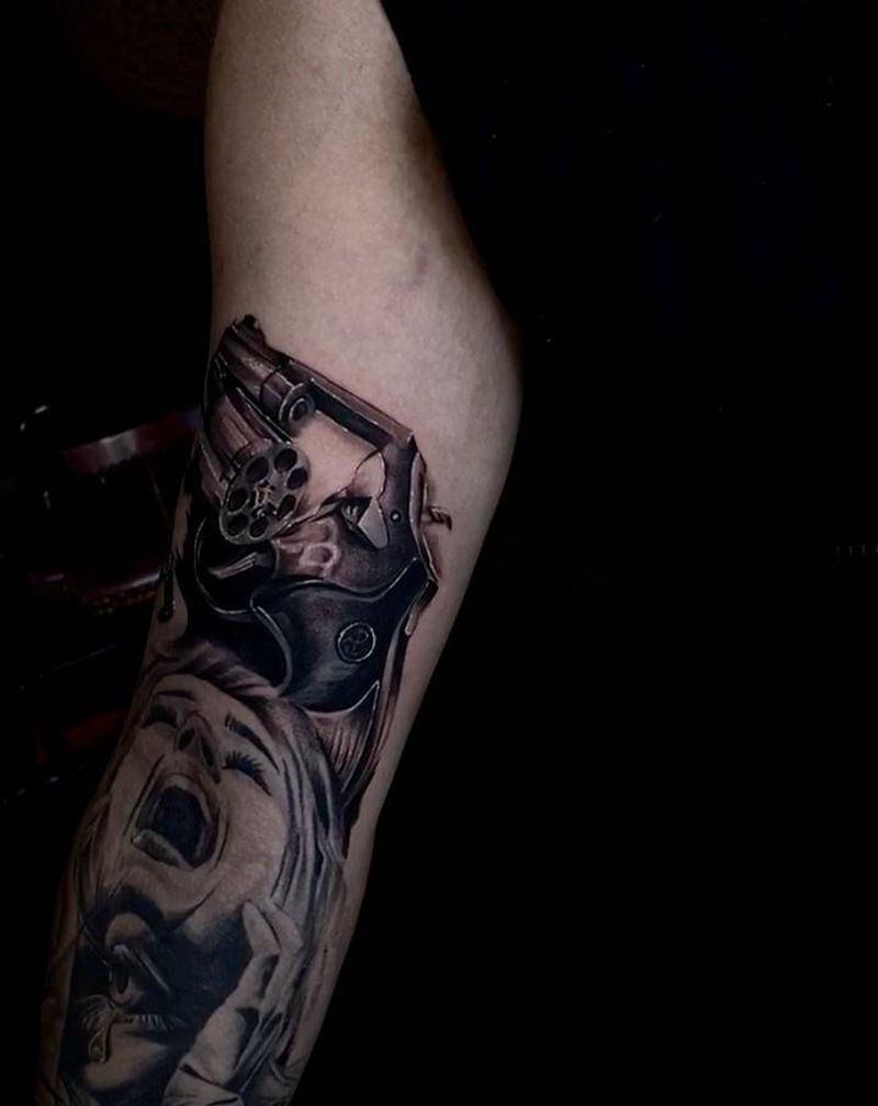 手枪(写实 素描纹身图片_手臂欧美写实纹身图案