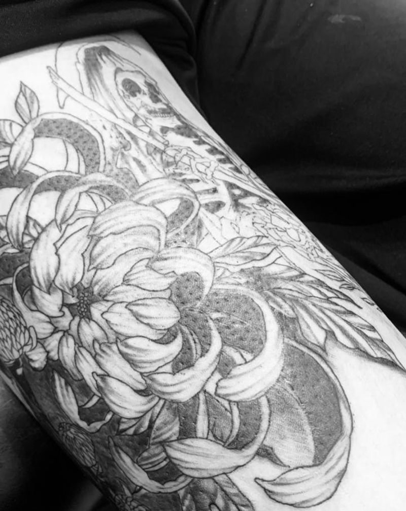 暗黑菊花纹身图片_腿部纹身图案