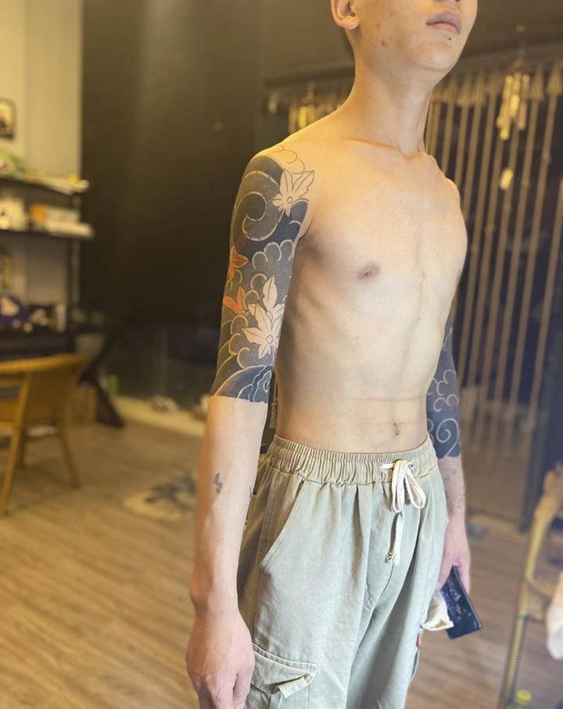 枫叶大臂纹身图片_手臂老传统纹身图案