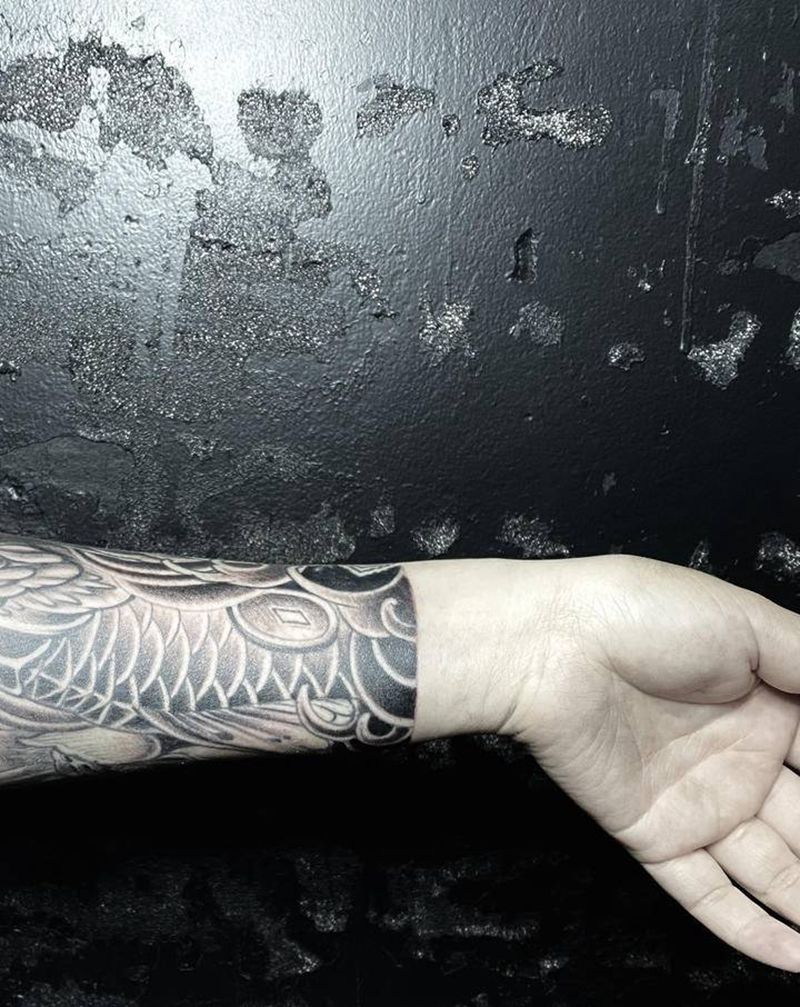 接半臂招财鱼纹身图片_手臂纹身图案