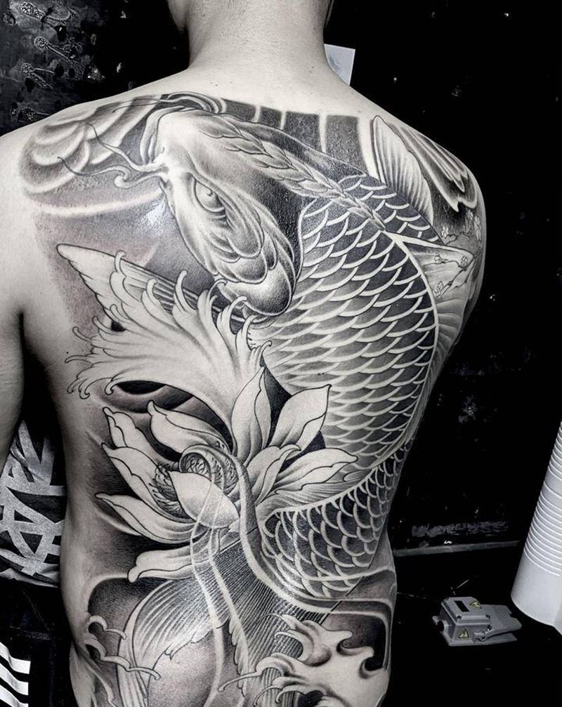 满背大鱼纹身图片_背部新传统纹身图案