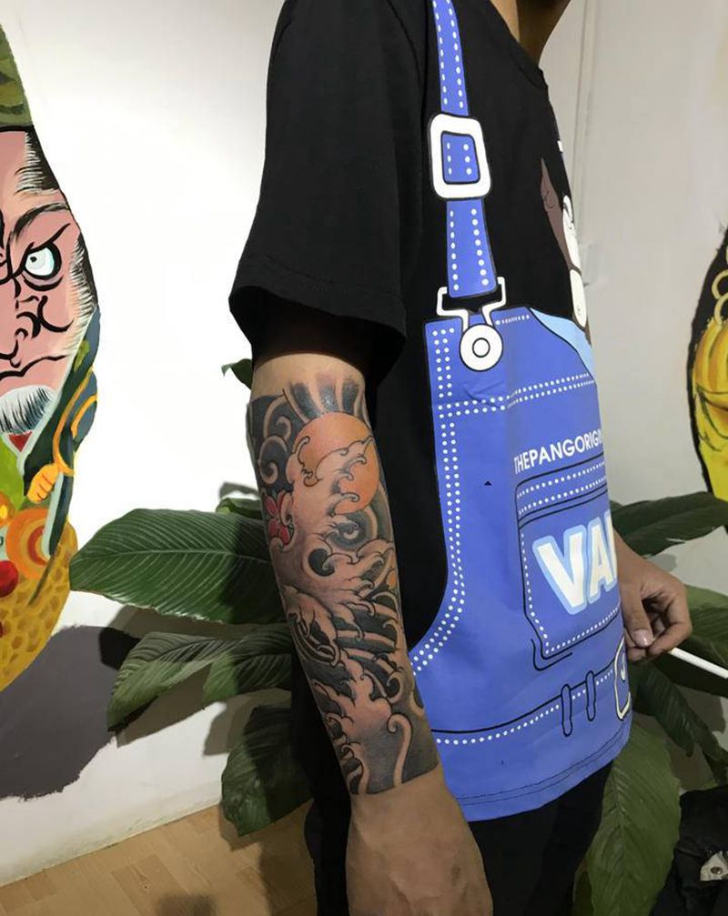 嗯嗯纹身图片_手臂新传统浪纹身图案