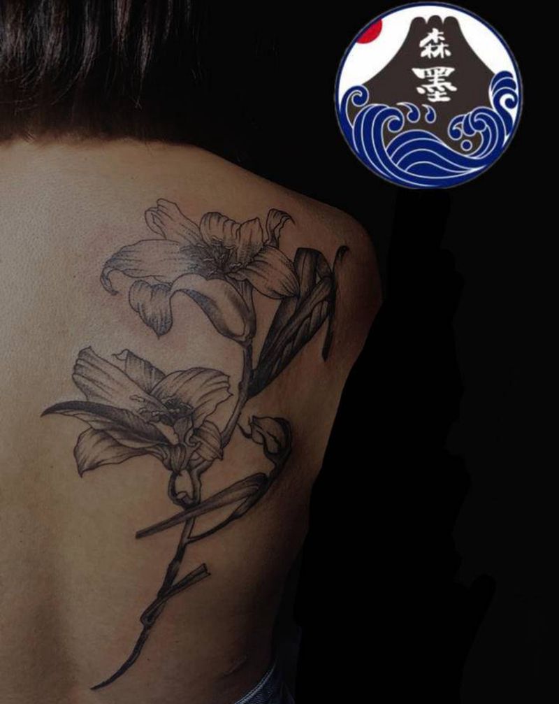 百合纹身图片_背部纹身图案