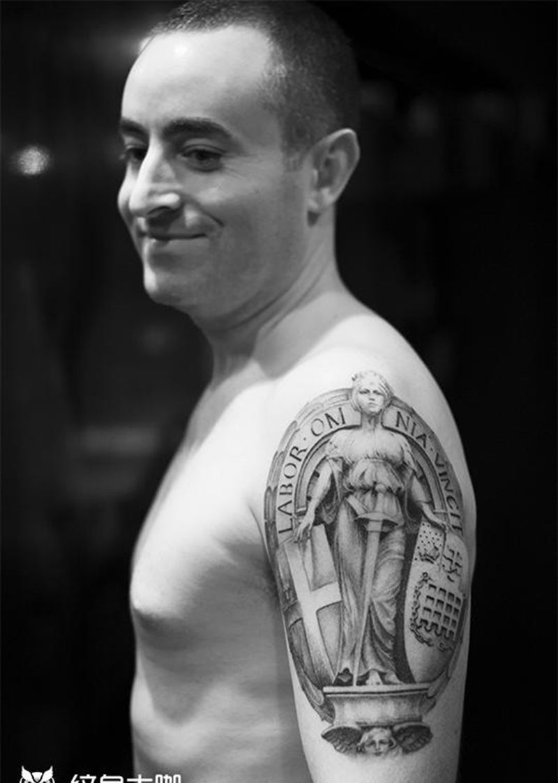 人像写实纹身图片_胸部脚部纹身图案