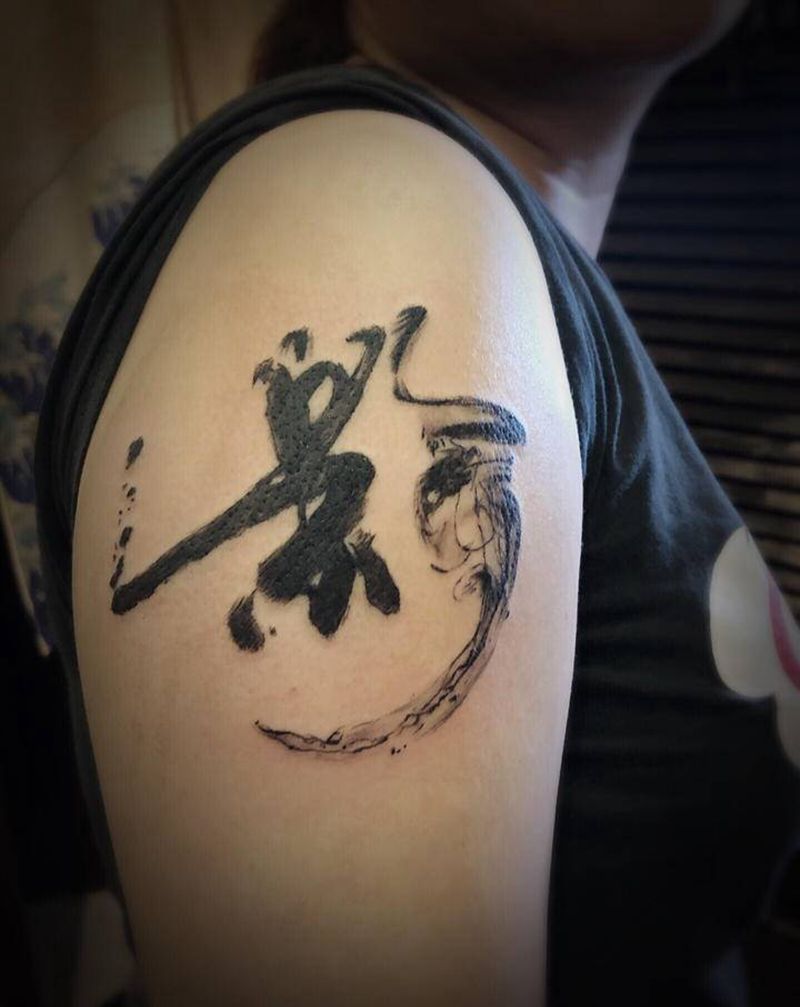 小图三个纹身图片_腿部手臂水墨花体字纹身图案