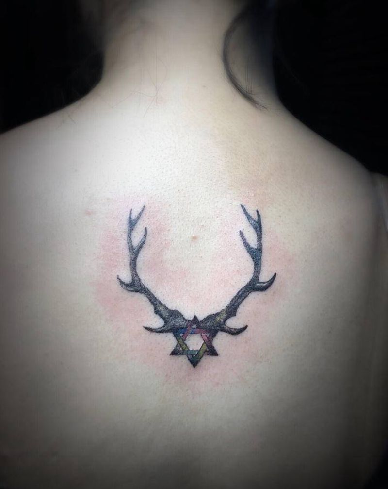 鹿角六芒星纹身图片_背部点刺纹身图案